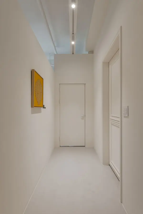 올화이트 미니멀 갤러리 복도 인테리어